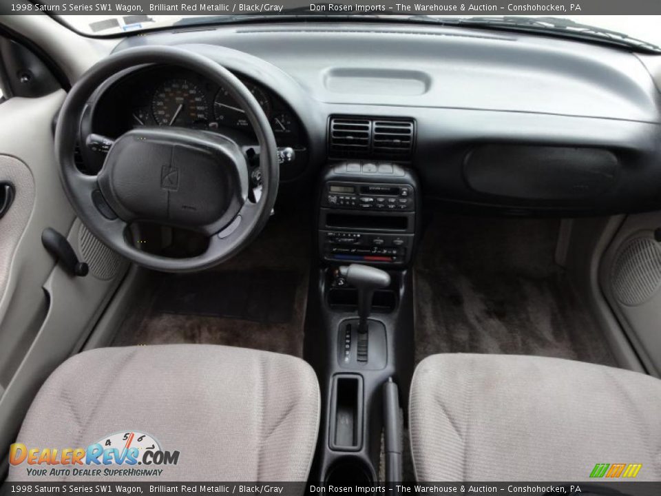 1998 Saturn S Series SW1 Wagon Brilliant Red Metallic / Black/Gray Photo #25