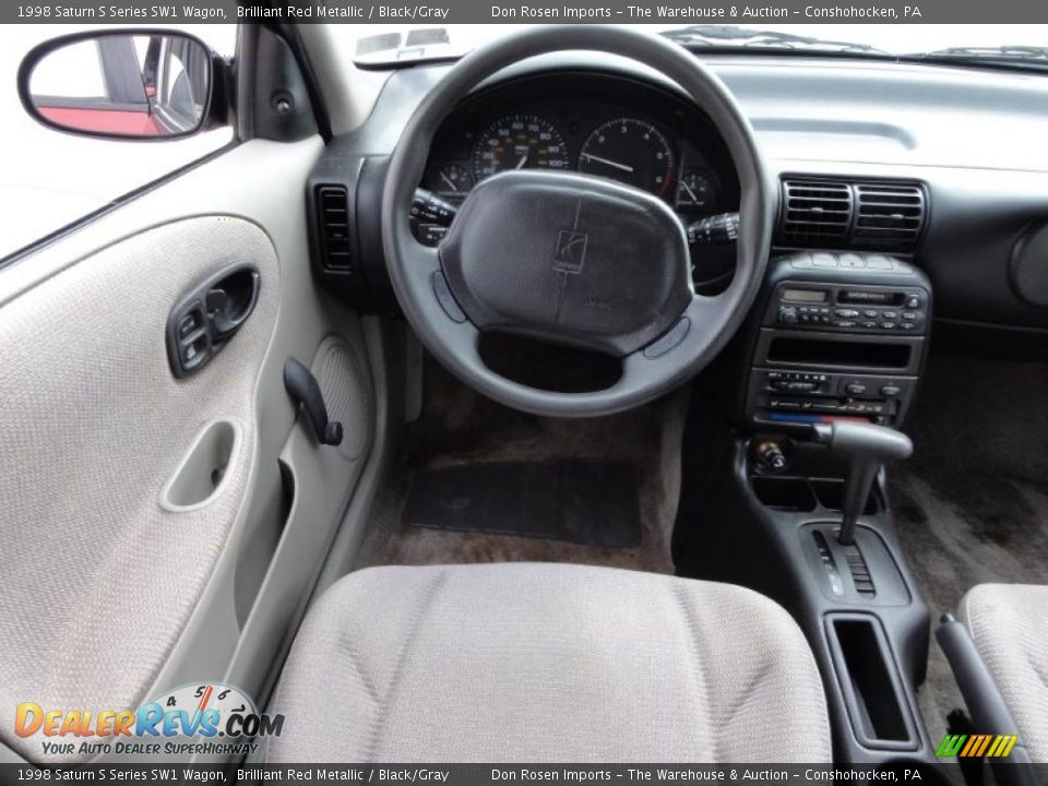 1998 Saturn S Series SW1 Wagon Brilliant Red Metallic / Black/Gray Photo #26