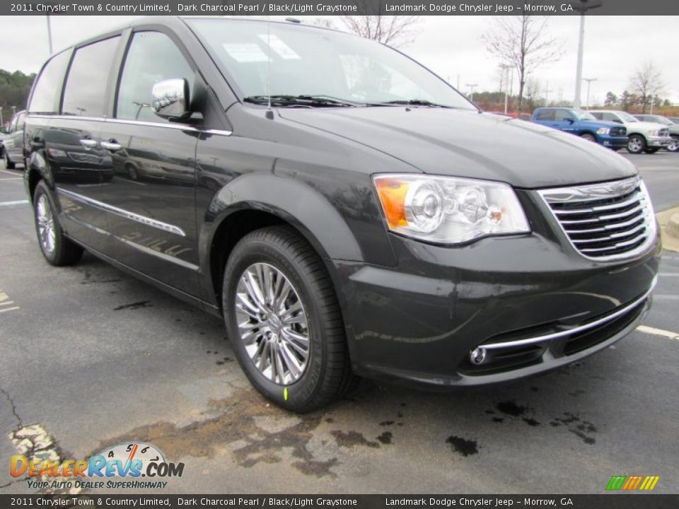 Front 3/4 View of 2011 Chrysler Town & Country Limited Photo #4