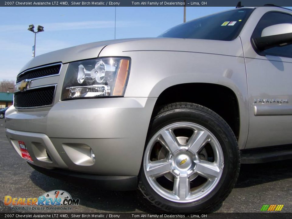 2007 Chevrolet Avalanche LTZ 4WD Silver Birch Metallic / Ebony Photo #2