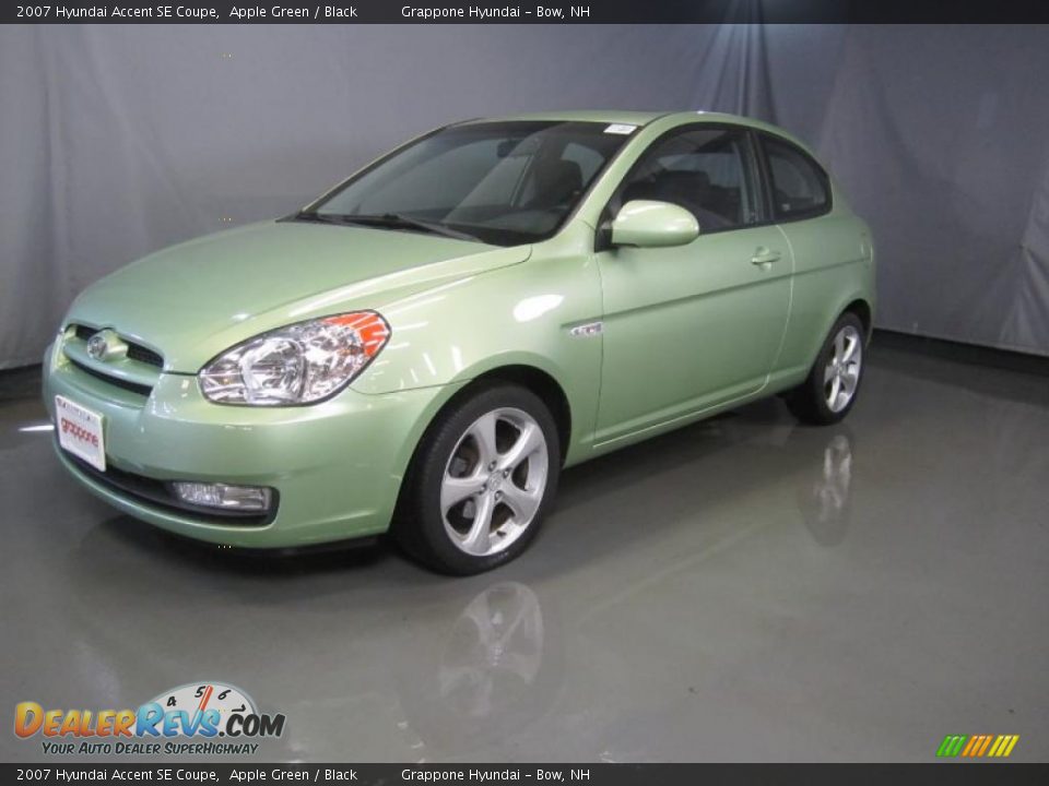Front 3/4 View of 2007 Hyundai Accent SE Coupe Photo #1