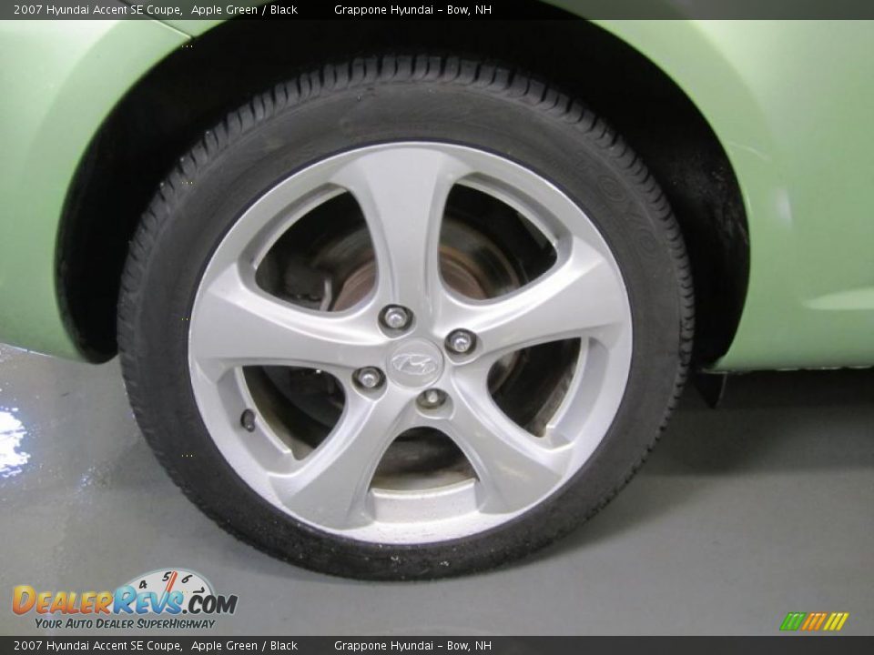 2007 Hyundai Accent SE Coupe Apple Green / Black Photo #17