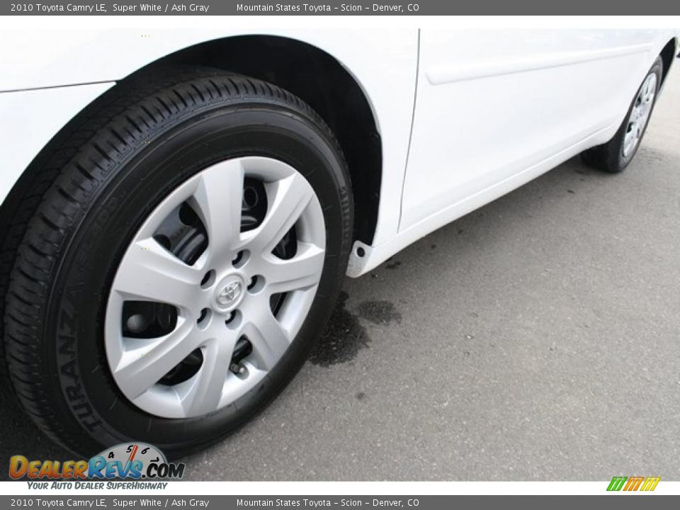 2010 Toyota Camry LE Super White / Ash Gray Photo #28