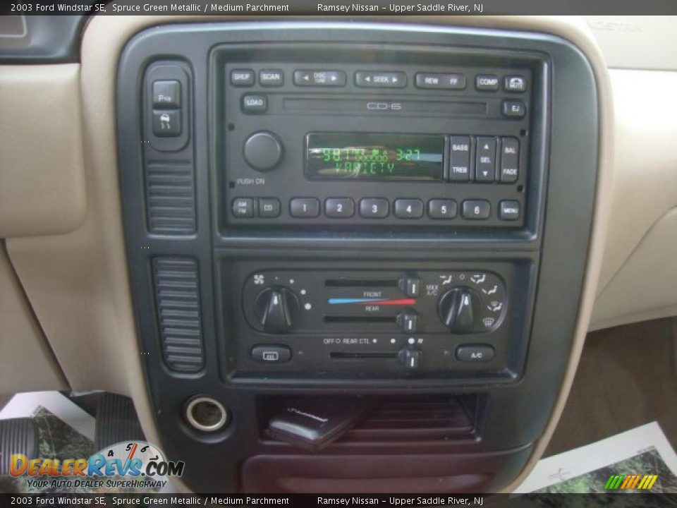 Controls of 2003 Ford Windstar SE Photo #16