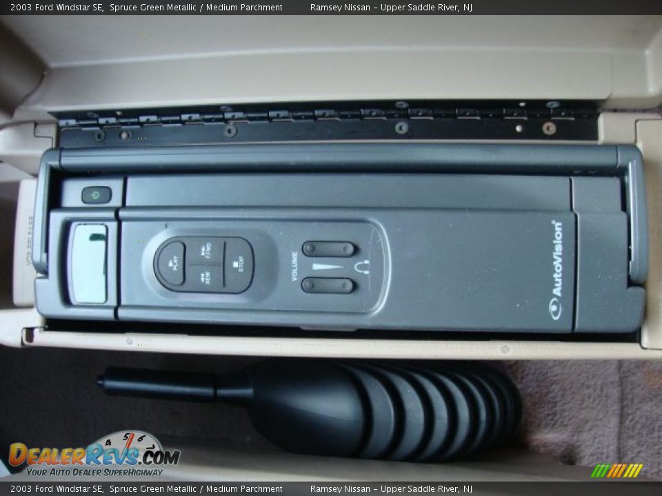 2003 Ford Windstar SE Spruce Green Metallic / Medium Parchment Photo #17
