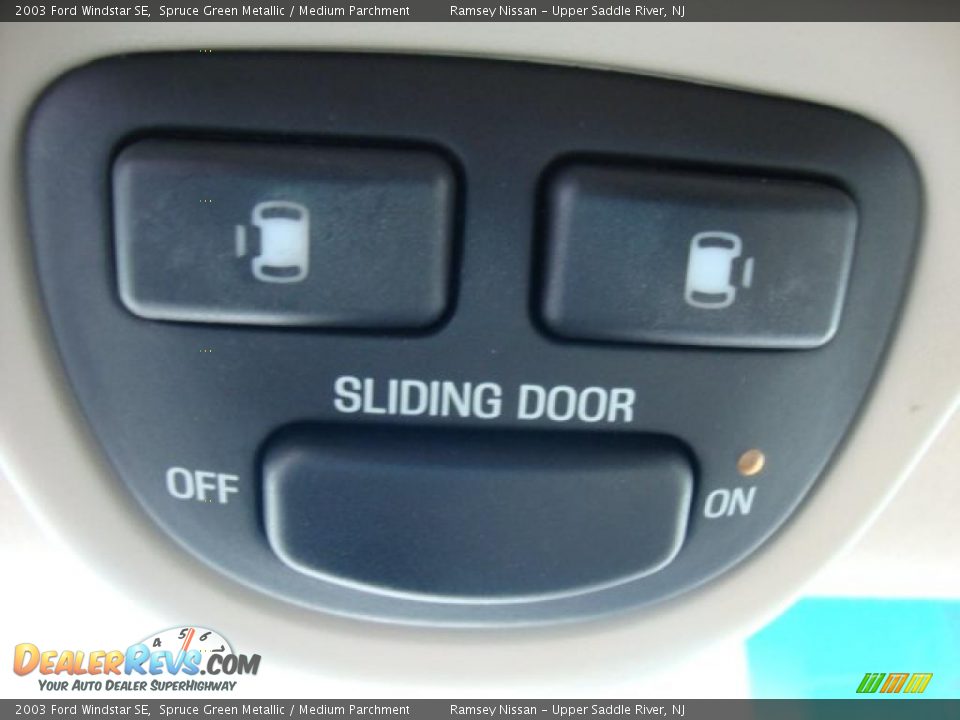 Controls of 2003 Ford Windstar SE Photo #18