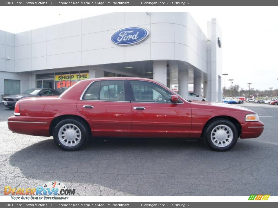 Toreador Red Metallic 2001 Ford Crown Victoria LX Photo #2