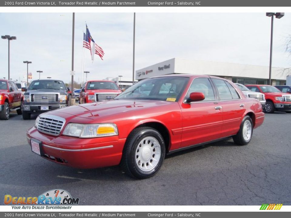 Front 3/4 View of 2001 Ford Crown Victoria LX Photo #6