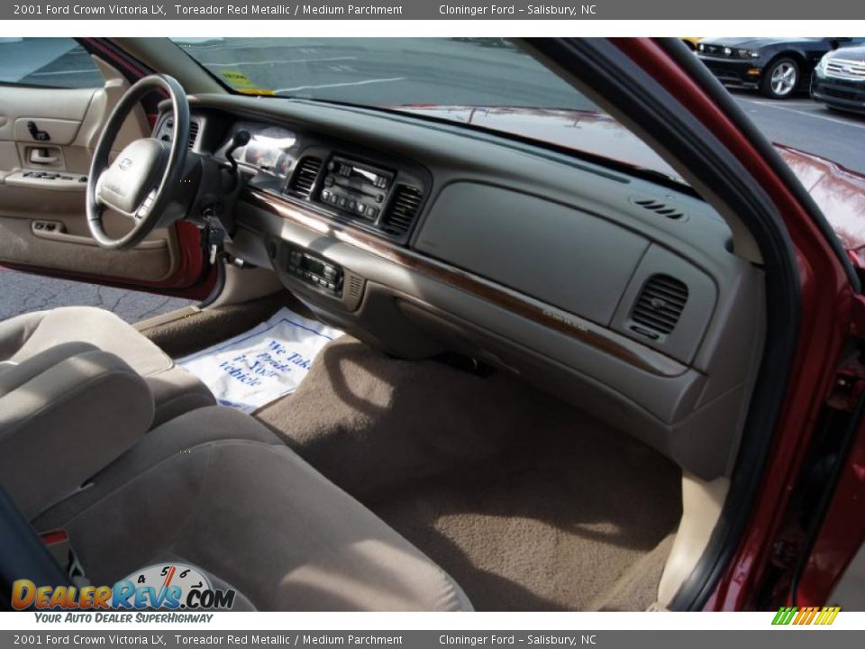 2001 Ford Crown Victoria LX Toreador Red Metallic / Medium Parchment Photo #16