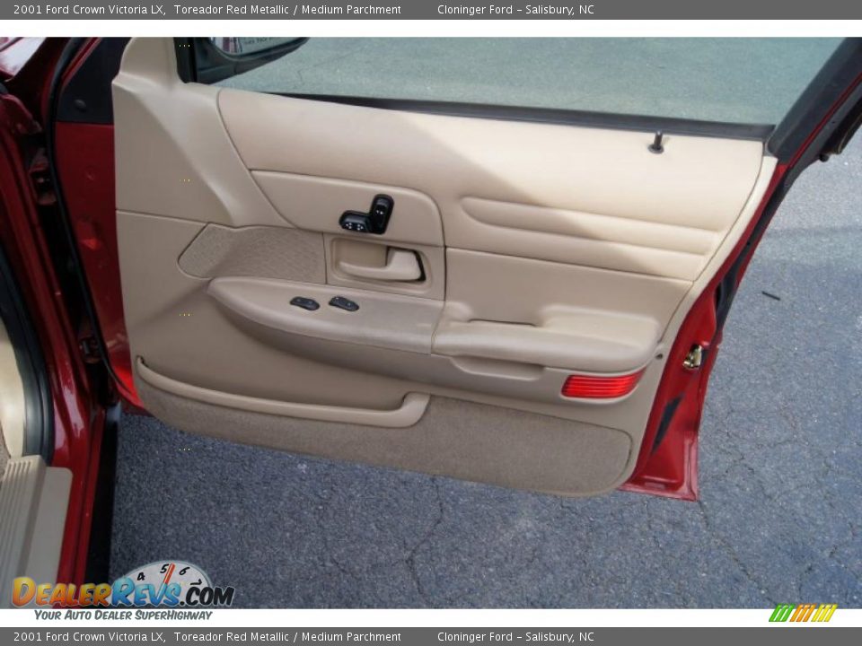 Door Panel of 2001 Ford Crown Victoria LX Photo #17