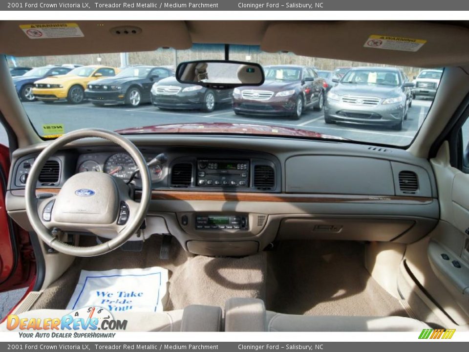 Dashboard of 2001 Ford Crown Victoria LX Photo #21