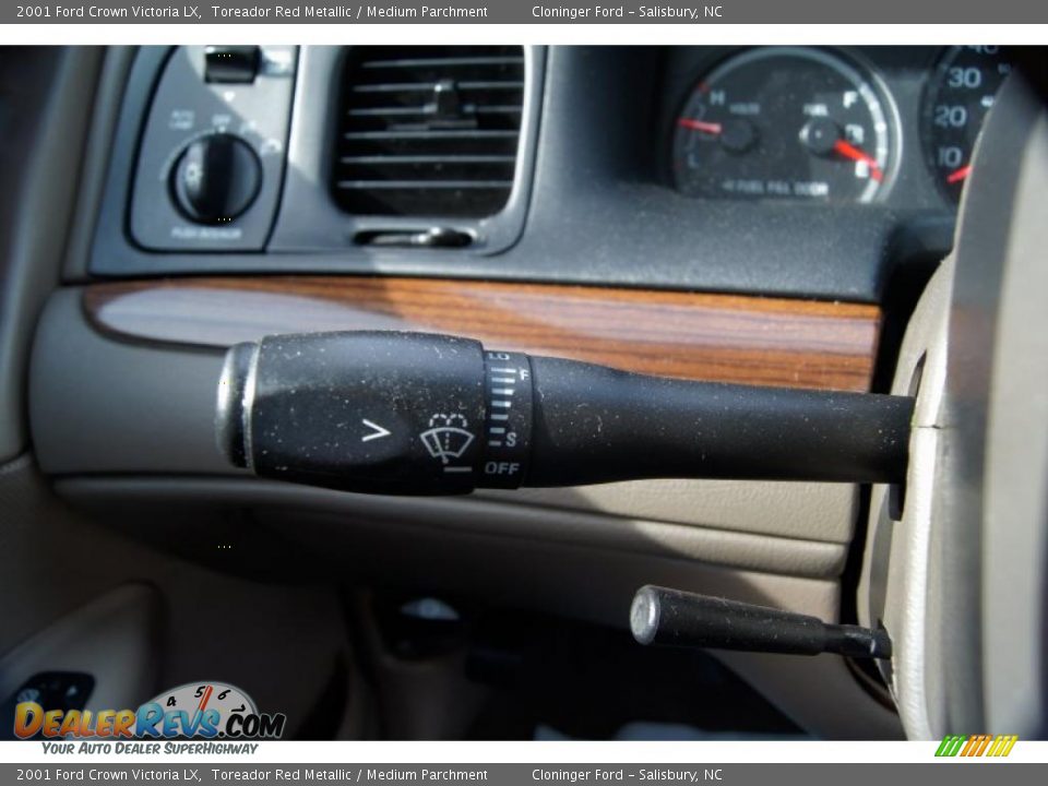 Controls of 2001 Ford Crown Victoria LX Photo #26