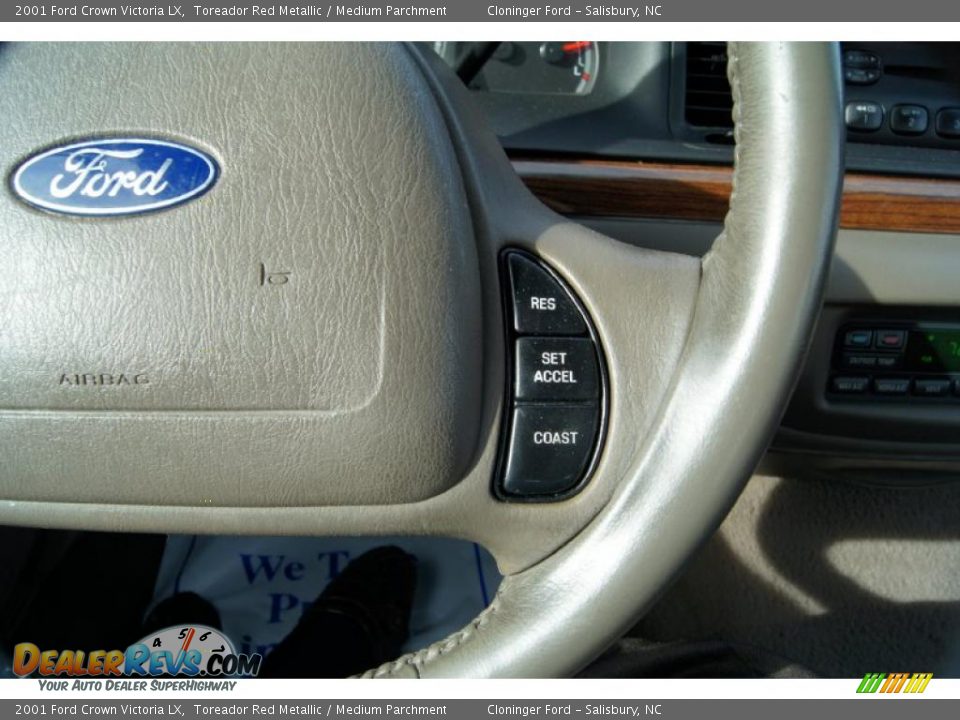 Controls of 2001 Ford Crown Victoria LX Photo #29