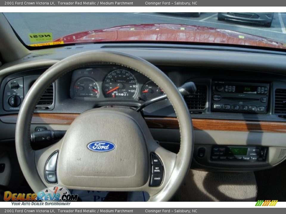 Dashboard of 2001 Ford Crown Victoria LX Photo #30