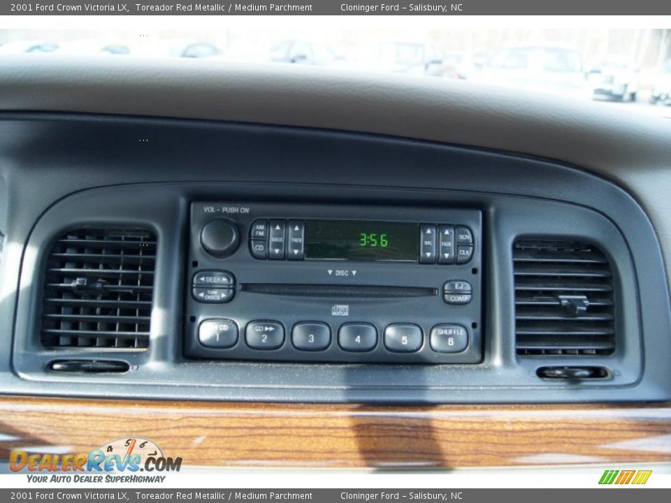 Controls of 2001 Ford Crown Victoria LX Photo #31