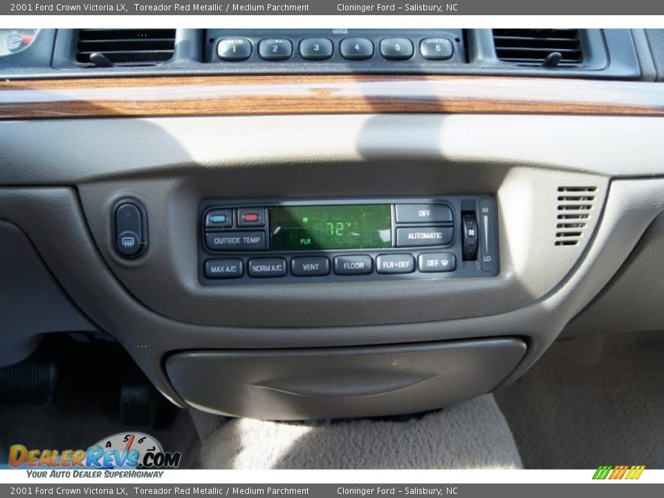 Controls of 2001 Ford Crown Victoria LX Photo #32