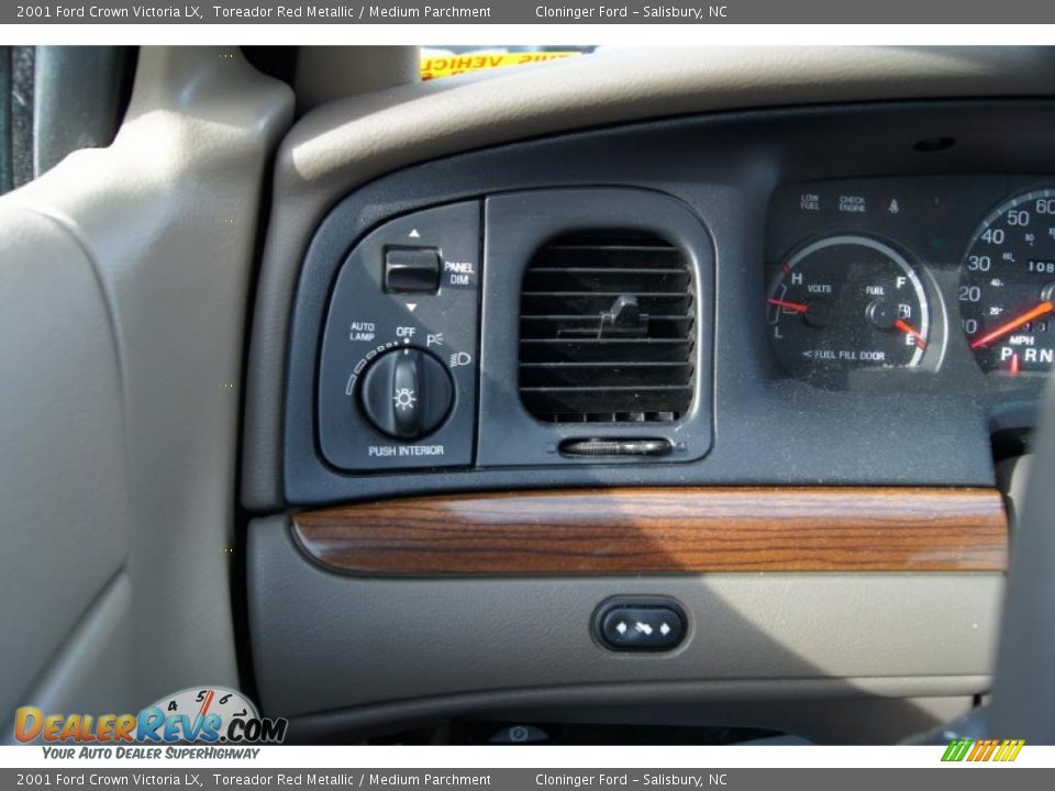 Controls of 2001 Ford Crown Victoria LX Photo #36