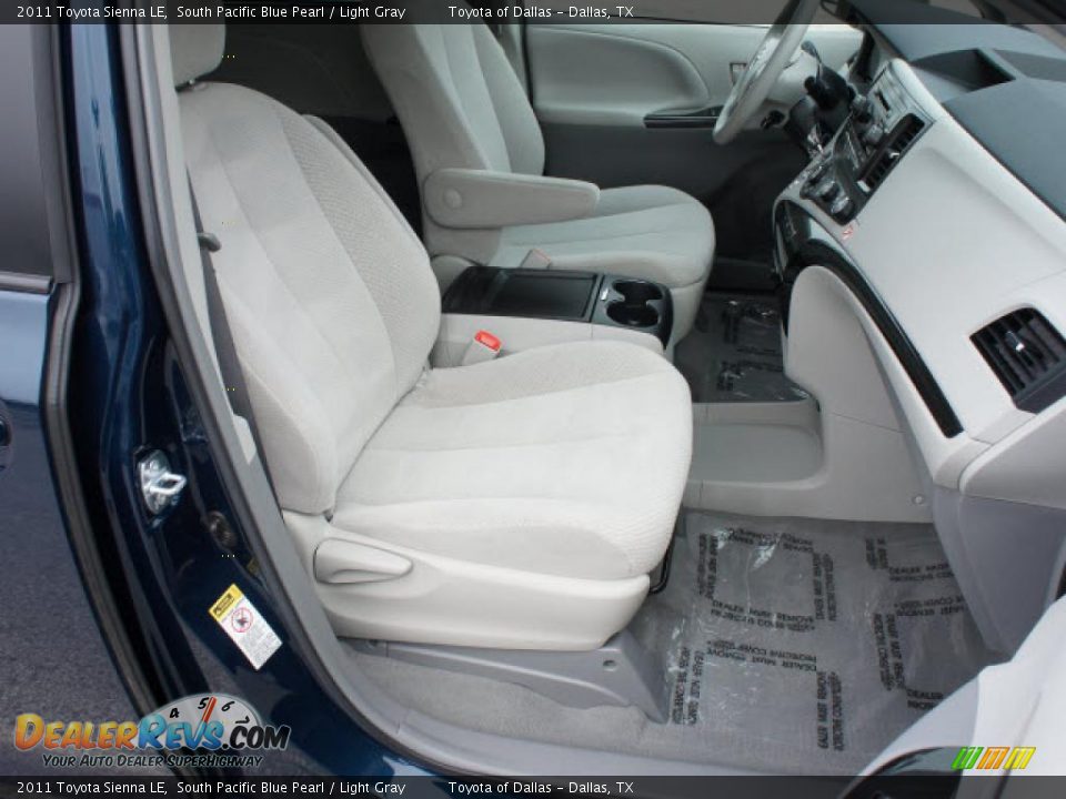 2011 Toyota Sienna LE South Pacific Blue Pearl / Light Gray Photo #17
