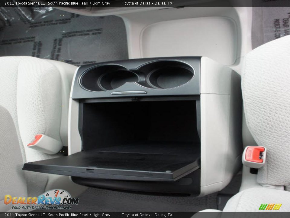 2011 Toyota Sienna LE South Pacific Blue Pearl / Light Gray Photo #18