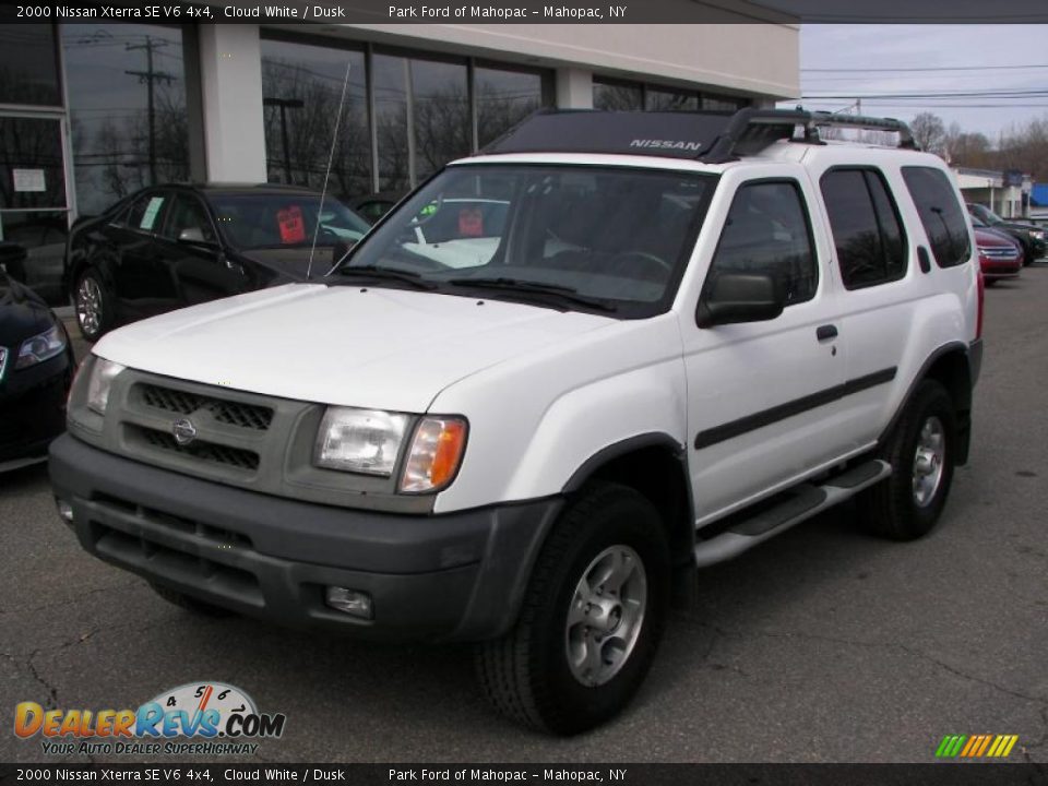 Front 3/4 View of 2000 Nissan Xterra SE V6 4x4 Photo #1