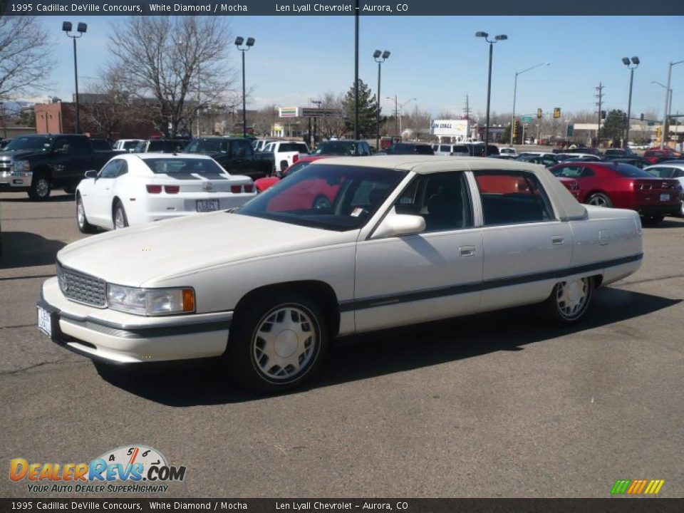 Front 3/4 View of 1995 Cadillac DeVille Concours Photo #2