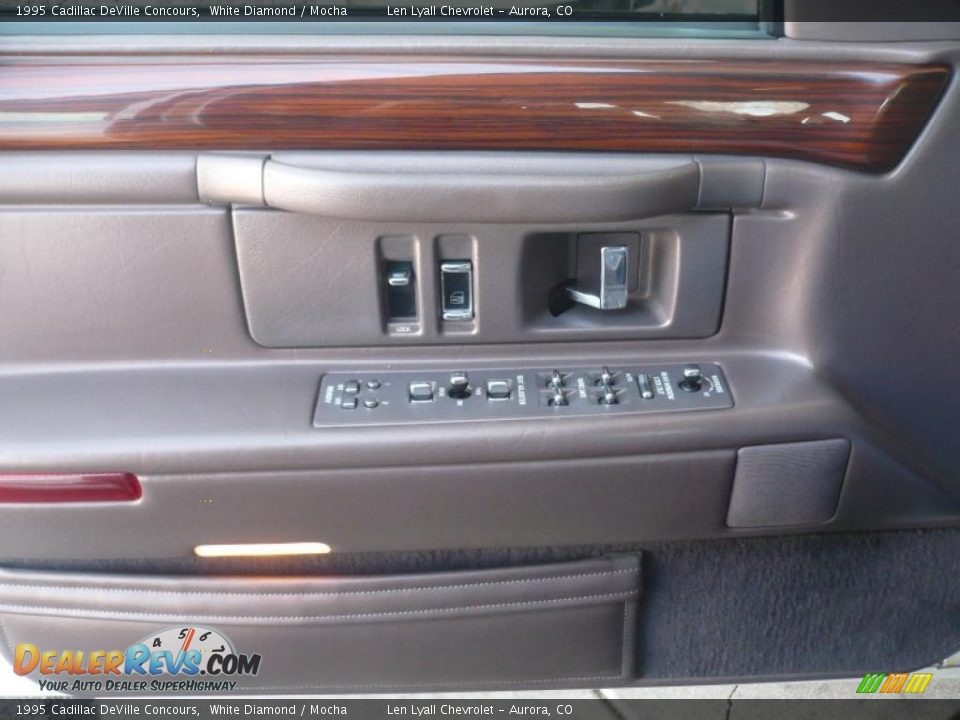 Controls of 1995 Cadillac DeVille Concours Photo #7