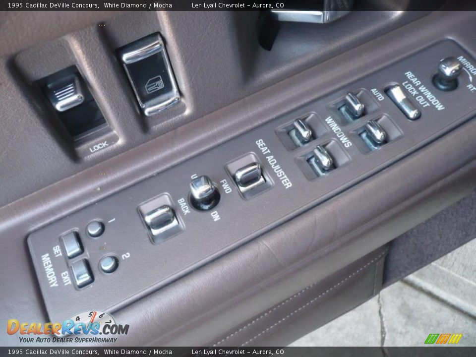 Controls of 1995 Cadillac DeVille Concours Photo #8