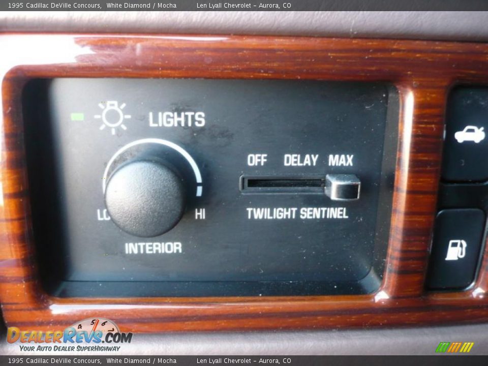 Controls of 1995 Cadillac DeVille Concours Photo #18
