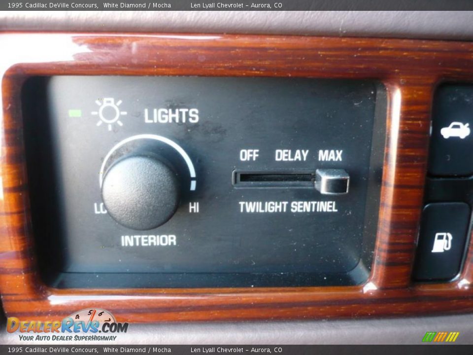 Controls of 1995 Cadillac DeVille Concours Photo #18