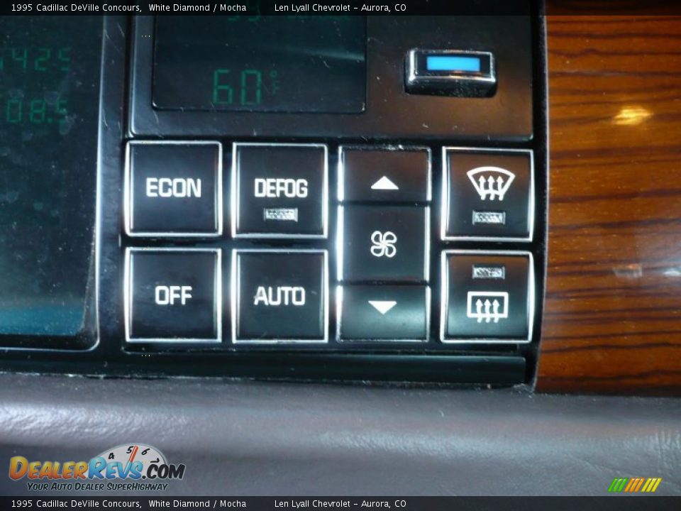 Controls of 1995 Cadillac DeVille Concours Photo #20