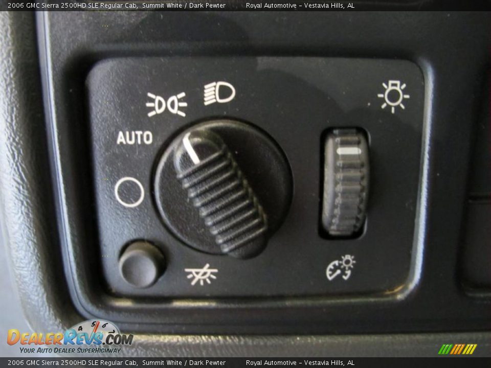 Controls of 2006 GMC Sierra 2500HD SLE Regular Cab Photo #16