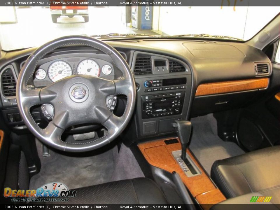 Charcoal Interior - 2003 Nissan Pathfinder LE Photo #12