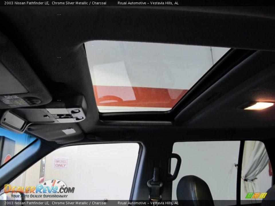 2003 Nissan Pathfinder LE Chrome Silver Metallic / Charcoal Photo #19
