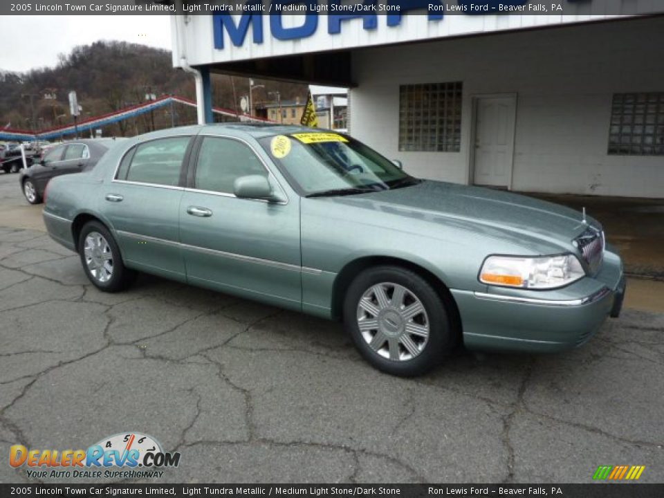 2005 Lincoln Town Car Signature Limited Light Tundra Metallic / Medium Light Stone/Dark Stone Photo #2