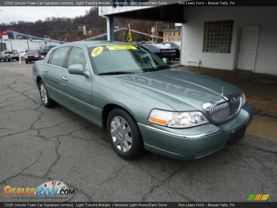 Front 3/4 View of 2005 Lincoln Town Car Signature Limited Photo #3