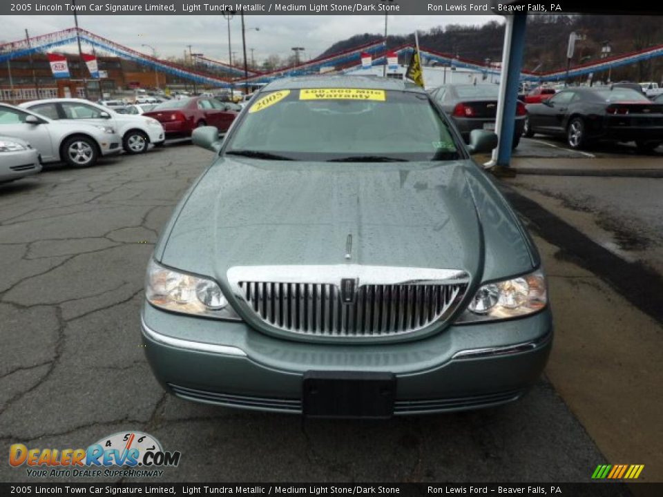 2005 Lincoln Town Car Signature Limited Light Tundra Metallic / Medium Light Stone/Dark Stone Photo #4