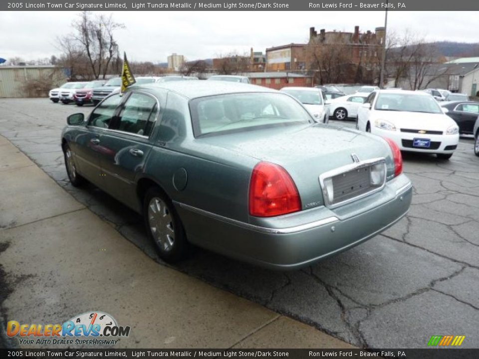 2005 Lincoln Town Car Signature Limited Light Tundra Metallic / Medium Light Stone/Dark Stone Photo #8