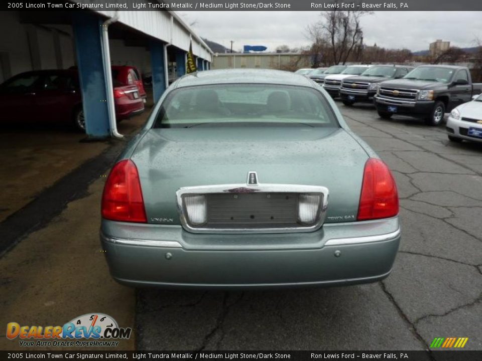 2005 Lincoln Town Car Signature Limited Light Tundra Metallic / Medium Light Stone/Dark Stone Photo #9