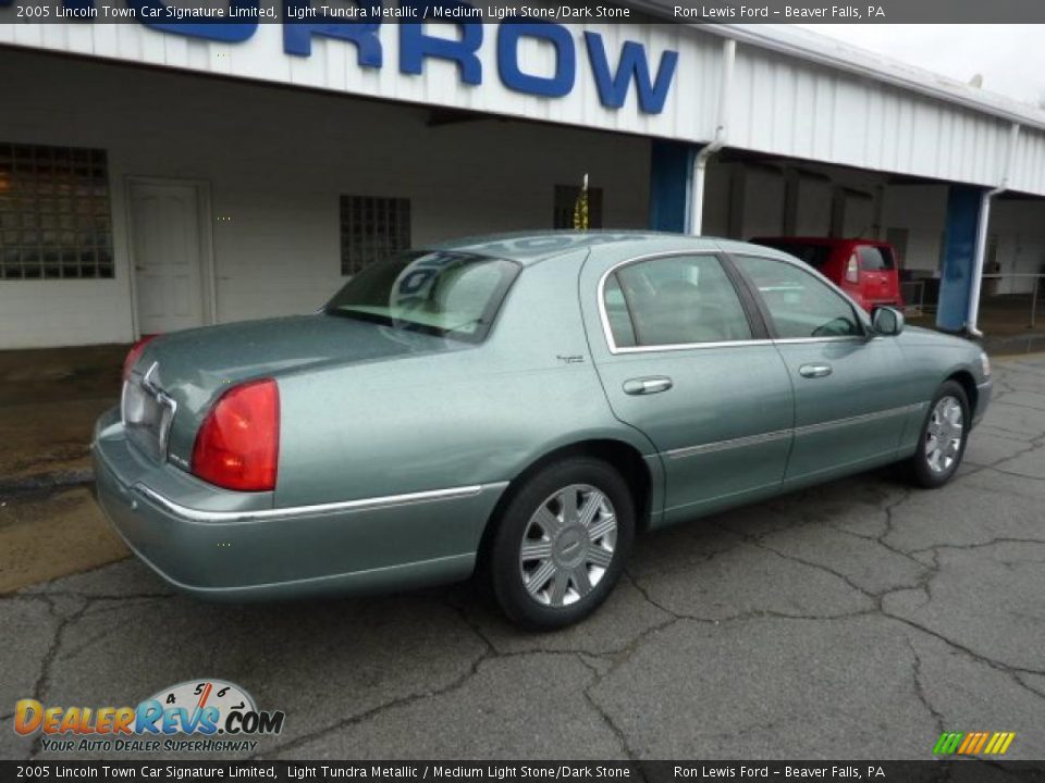 2005 Lincoln Town Car Signature Limited Light Tundra Metallic / Medium Light Stone/Dark Stone Photo #10