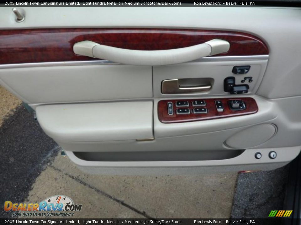 Door Panel of 2005 Lincoln Town Car Signature Limited Photo #14