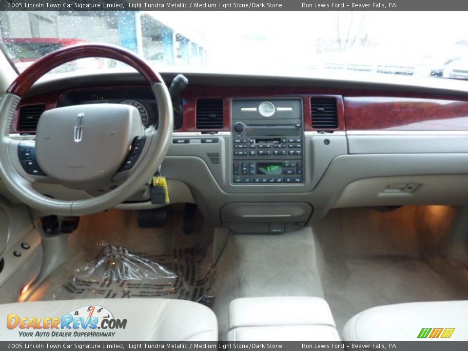 Dashboard of 2005 Lincoln Town Car Signature Limited Photo 18