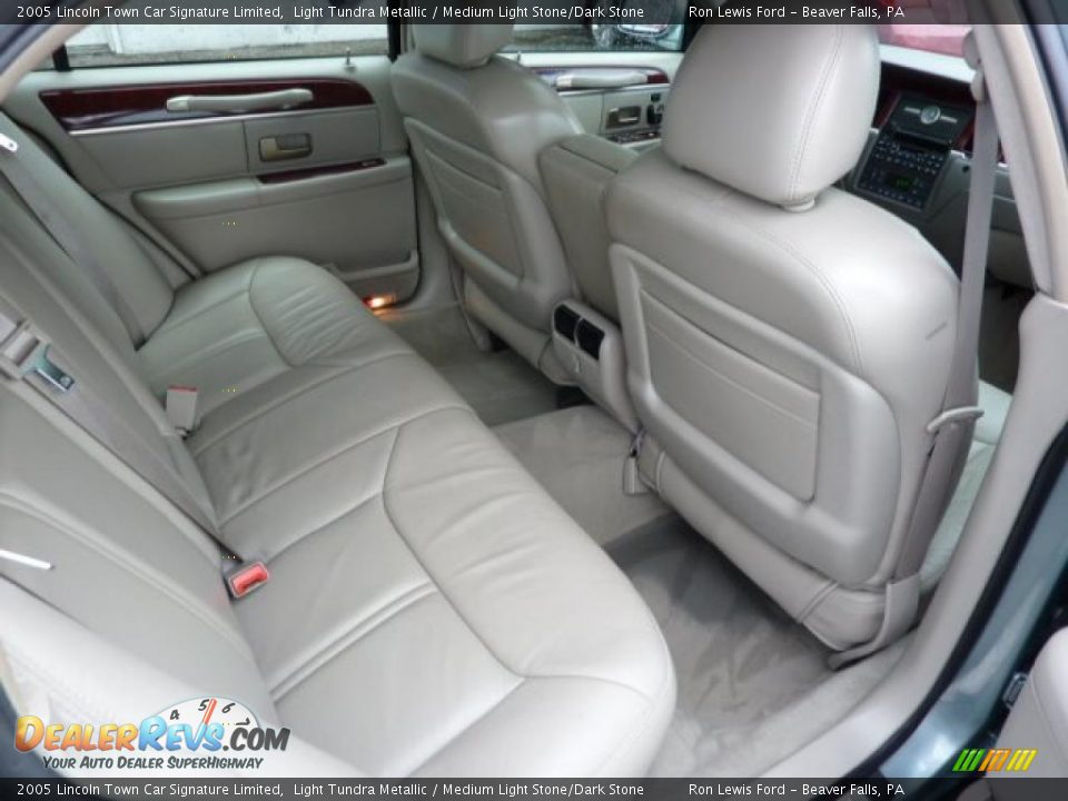 Medium Light Stone/Dark Stone Interior - 2005 Lincoln Town Car Signature Limited Photo #20