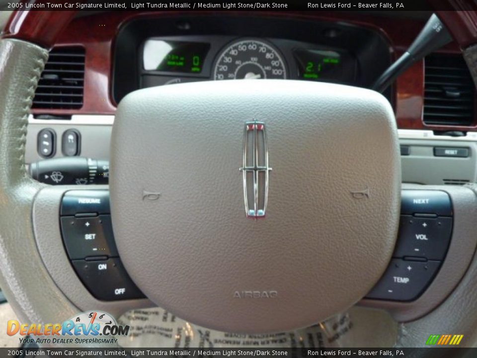 Controls of 2005 Lincoln Town Car Signature Limited Photo #24