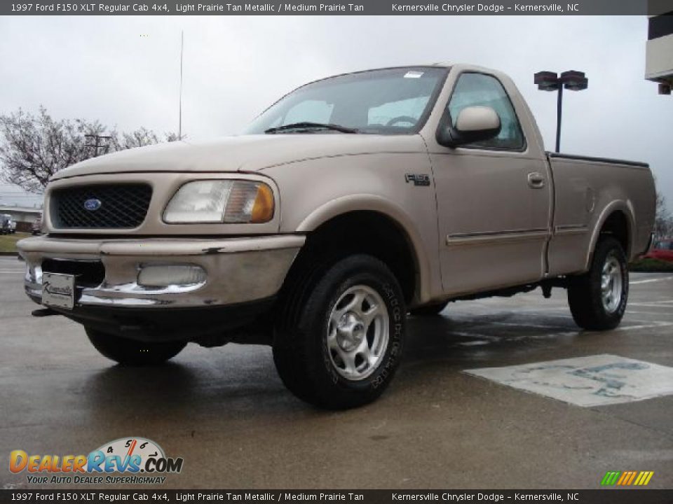 Front 3/4 View of 1997 Ford F150 XLT Regular Cab 4x4 Photo #7