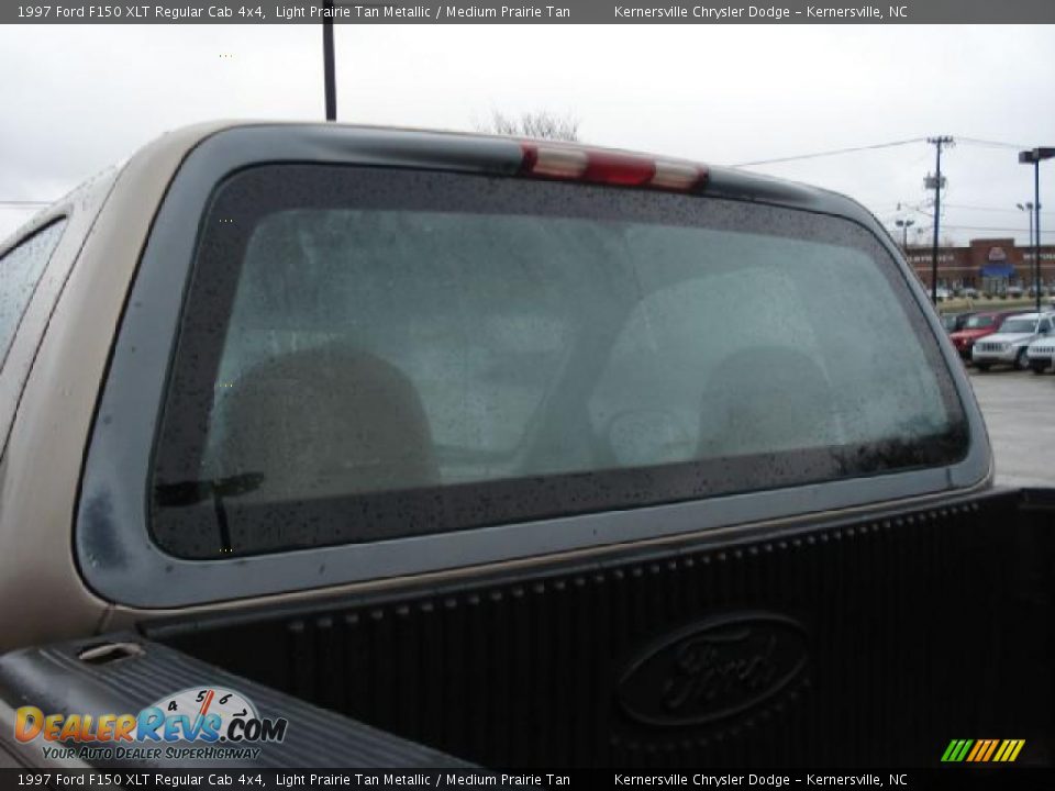 1997 Ford F150 XLT Regular Cab 4x4 Light Prairie Tan Metallic / Medium Prairie Tan Photo #32