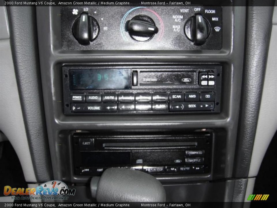 Controls of 2000 Ford Mustang V6 Coupe Photo #13