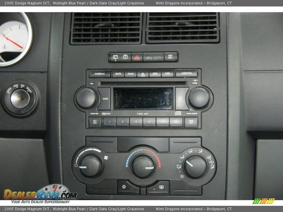 Controls of 2005 Dodge Magnum SXT Photo #21