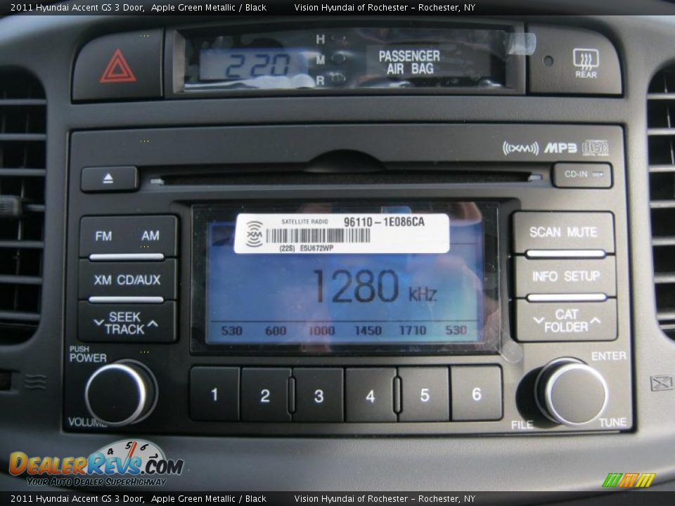 Controls of 2011 Hyundai Accent GS 3 Door Photo #5