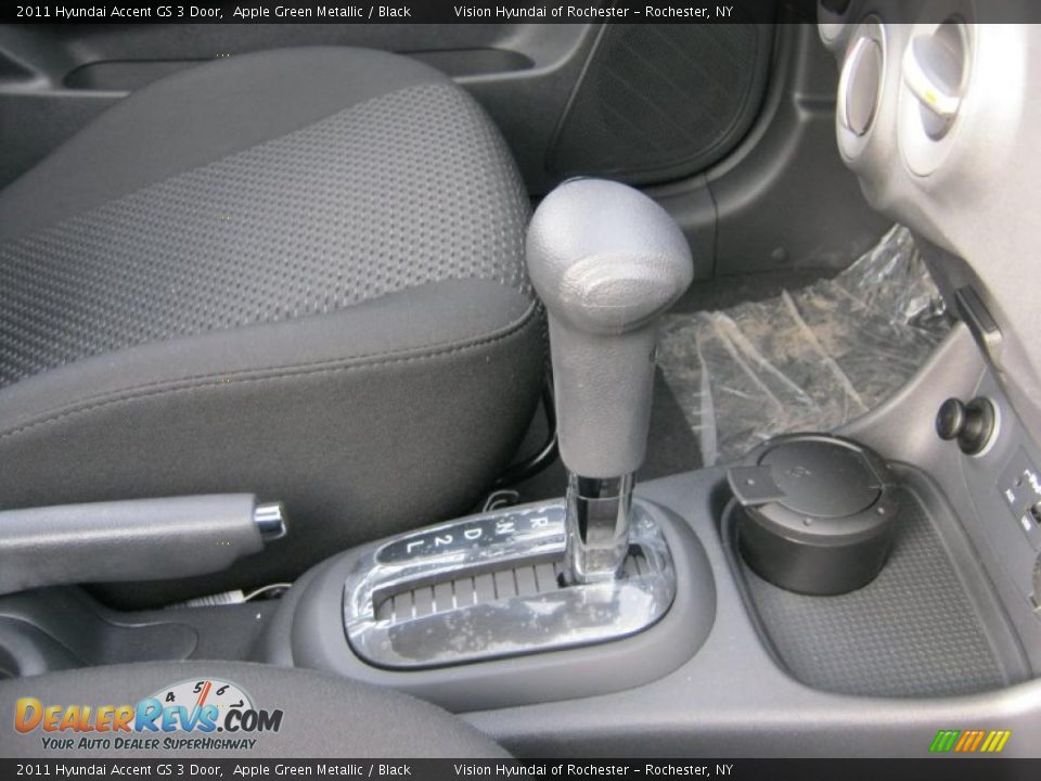 2011 Hyundai Accent GS 3 Door Shifter Photo #18