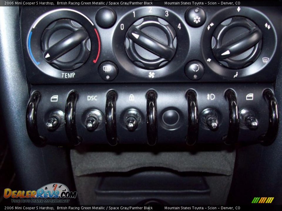 Controls of 2006 Mini Cooper S Hardtop Photo #18